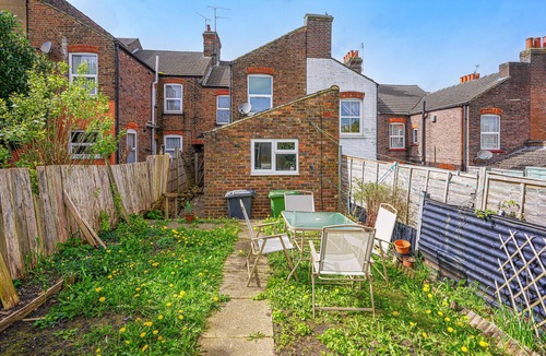 Luton House | Fantastic 5 Bedroom House