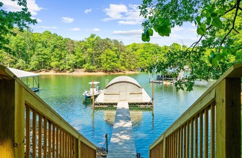 Gainesville House | Fantastic 6 bedroom house with Deep water on Lake Lanier