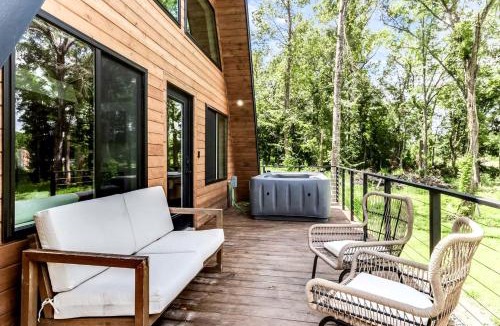 New Iberia House | Fantastic A-Frame with Spa and Furnished Deck in Louisiana