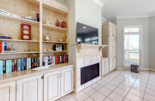Audubon Place House | Fantastic beachfront home with full kitchen central AC & washer dryer
