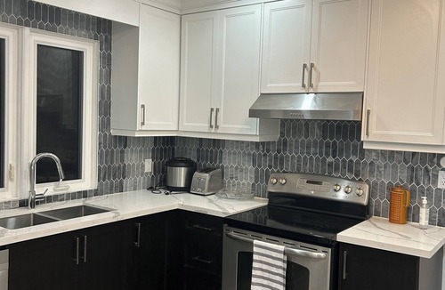 Oshawa House | Fantastic Bungalow just by 401, Oshawa Shopping Centre Mall and Tech University.