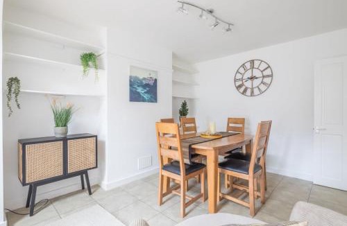 Cambridge House | Fantastic central 4-bed home FREE PARKING