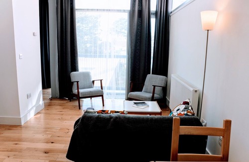 Newhaven Apartment | Fantastic Edinburgh Let - Unique Sculpture Studio!