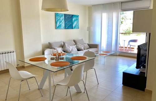Sant Feliu de Guixols Apartment | FANTASTIC APARTMENT, 5MINS FROM THE BEACH WITH SWIMMING POOL, PARKING & INTERNET