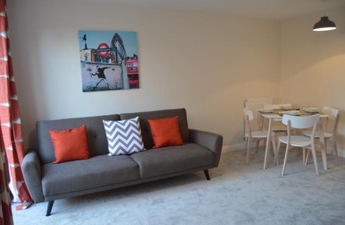 Peterborough House | Fantastic Hampton Centre Stay