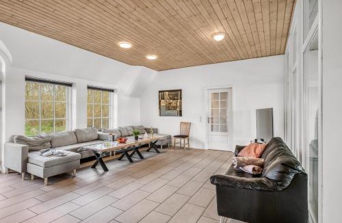 Vedersø Klit House | Fantastic Holiday Home With Pool And Spa For 20 People