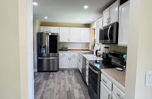 Bethel-Danebo House | Fantastic home minutes from the EUG Airport!