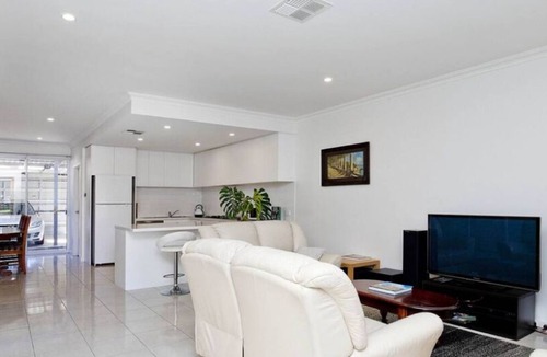 Stepney House | Fantastic location, so close to the CBD.