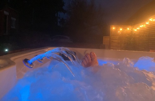 Warmingham Ski Chalet | Fantastic Location, Annexe with Hot Tub