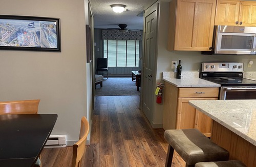 Edray House | FANTASTIC LOCATION! Modern townhome next to Slopes & Village w/parking at door.