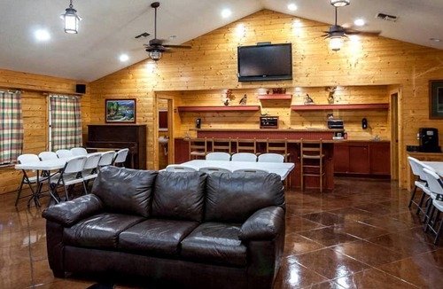 Woden House | Fantastic Log Cabin Rental for a Fun-Filled Family Vacation in Texas