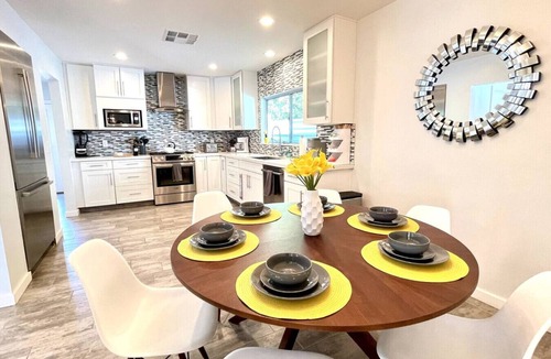 The Mesa House | Fantastic MidCentury Modern, Pool, Views, Privacy!