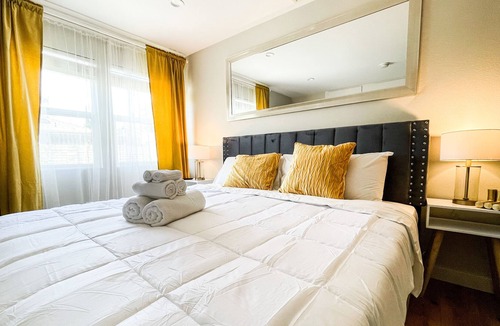 Burbank House | Fantastic Modern 3b 2bath home near NoHo West