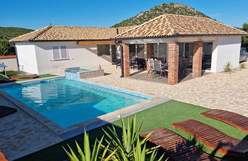 Velim House | Fantastic pool villa for 6 adults and 2 children and dog with sauna nearby