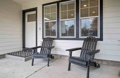 Ardenwald House | Fantastic Private Single Level Casita, New Decor and Furnishing, Covered Patio, 2 Blocks to Hospital