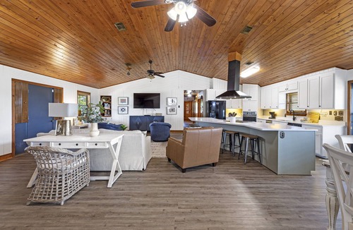 Elberta House | Fantastic Specials-Charming Bay Front in Elberta, Al-2 Boat Slips-Sleeps 12