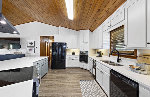 Elberta House | Fantastic Specials-Charming Bay Front in Elberta, Al-2 Boat Slips-Sleeps 12