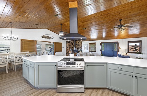 Elberta House | Fantastic Specials-Charming Bay Front in Elberta, Al-2 Boat Slips-Sleeps 12