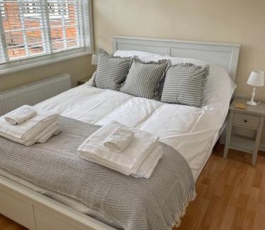 Hambleden Apartment | Fantastic Two Bedroom Courtyard Apartment