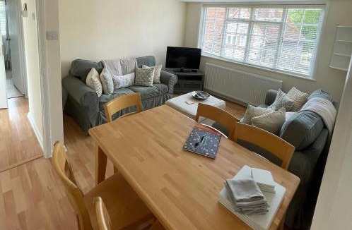 Hambleden Apartment | Fantastic Two Bedroom Courtyard Apartment