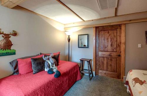 Carmine House | Fantastic Wooden Cabin with Great Countryside Vistas in Round Top, Texas