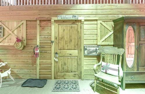 Carmine House | Fantastic Wooden Cabin with Great Countryside Vistas in Round Top, Texas
