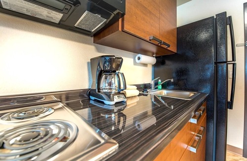 Fargo Hotel | Fargo Adventure: Cooking-Friendly Studio by Red River Zoo