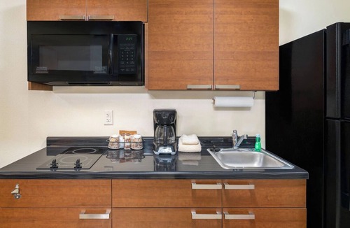 Fargo Hotel | Fargo Adventure: Cooking-Friendly Studio by Red River Zoo