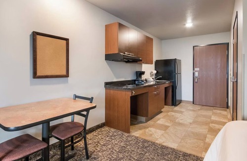 Fargo Hotel | Fargo Adventure: Cooking-Friendly Studio by Red River Zoo
