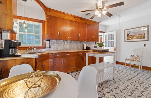 Kilmarnock House | FARLEY Walkable to Shops and Restaurants!