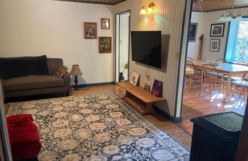 North Pole Apartment | Farm at 420 Apt A 8 mins from whiteface