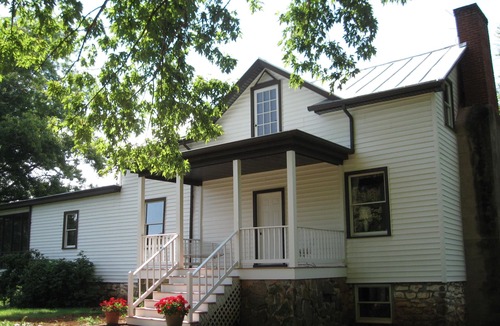 Batesville House | Farm Experience-In the Heart of Vineyard, Wine and Wedding Country-Spacious