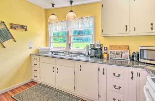 Buena Vista Cottage | 'Farm House' Cottage w/ Deck, 5 Mi to River
