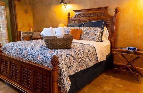 Satin Cabin | Farm House Room - ADA