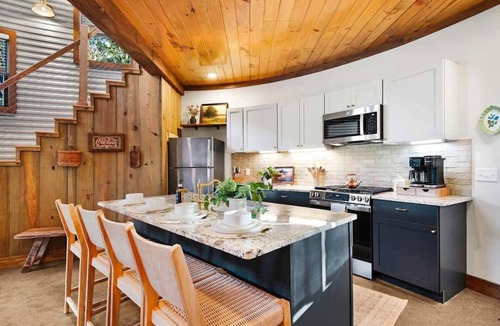 Lookout Valley Neighborhood Association House | Farm Silo with Mountain Views & Hot Tub