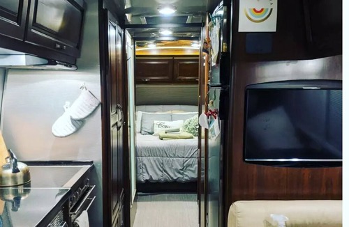 Hollister House | Farm Stay🐮 🐥 🐐 🥚