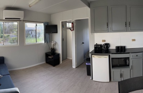 Allestree Cabin | Farm stay with an ocean view