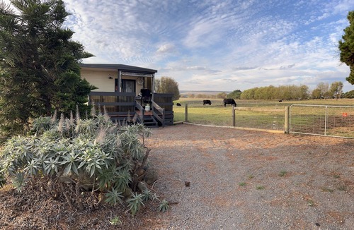 Allestree Cabin | Farm stay with an ocean view