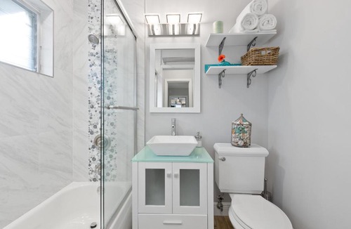 Lake Worth Apartment | Farm Style,Courtyard, snacks,BBQ- Min to Beach