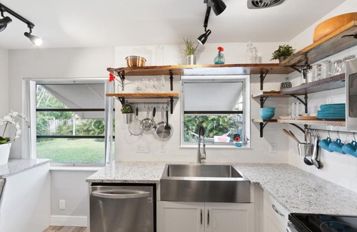 Lake Worth Apartment | Farm Style,Courtyard, snacks,BBQ- Min to Beach