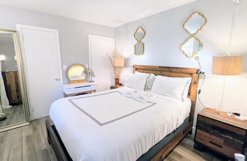 Lake Worth Apartment | Farm Style,Courtyard, snacks,BBQ- Min to Beach