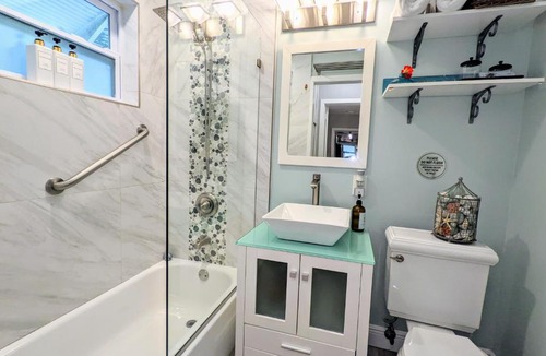 Lake Worth Apartment | Farm Style,Courtyard, snacks,BBQ- Min to Beach