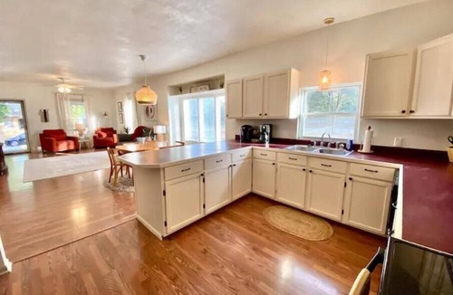 Webb City House | Farmer’s Market Bungalow- fenced yard w/fire pit
