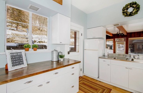 Fountain City House | Farmhouse Apartment - River Road Historic Home