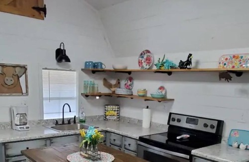 Myrtle Cabin | Farmhouse by the creek