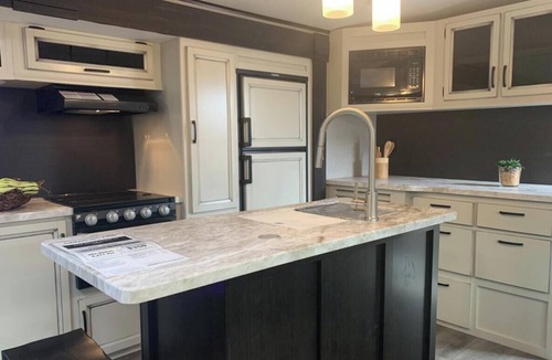 Perrytown House | Farmhouse Camper For Rent
