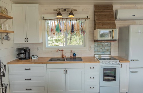 Billings House | Farmhouse Cottage @ Old Pine Retreats