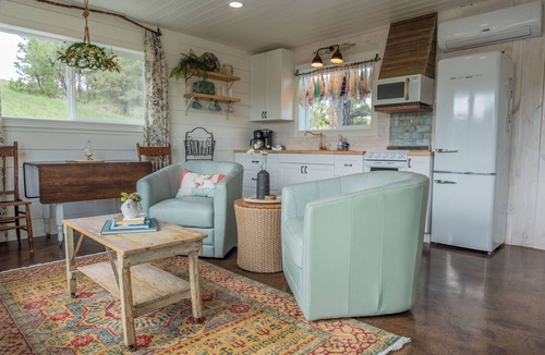 Billings House | Farmhouse Cottage @ Old Pine Retreats