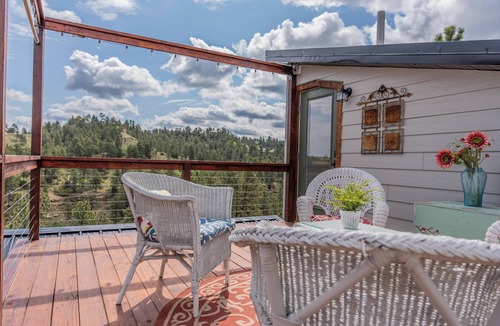 Billings House | Farmhouse Cottage @ Old Pine Retreats