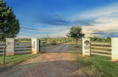 Sealy Cottage | Farmhouse Cottage on Private Texas Ranch